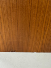 Afbeelding in Gallery-weergave laden, Laag Teak Boekenkast