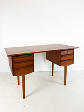 Afbeelding in Gallery-weergave laden, Deense Teak Bureau