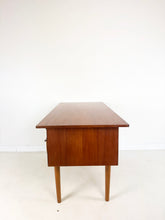 Afbeelding in Gallery-weergave laden, Deense Teak Bureau