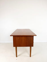 Afbeelding in Gallery-weergave laden, Deense Teak Bureau