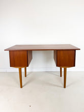 Afbeelding in Gallery-weergave laden, Deense Teak Bureau