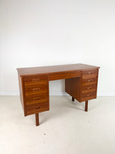 Afbeelding in Gallery-weergave laden, Zweeds Teak Bureau