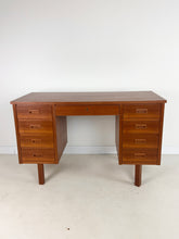 Afbeelding in Gallery-weergave laden, Zweeds Teak Bureau