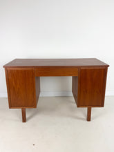 Afbeelding in Gallery-weergave laden, Zweeds Teak Bureau