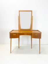Afbeelding in Gallery-weergave laden, Teak Kaptafel uit Zweden