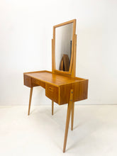 Afbeelding in Gallery-weergave laden, Teak Kaptafel uit Zweden