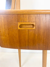 Afbeelding in Gallery-weergave laden, Teak Kaptafel uit Zweden