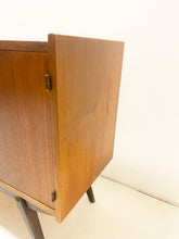 Afbeelding in Gallery-weergave laden, Kleine Teak Dressoir uit Scandinavië