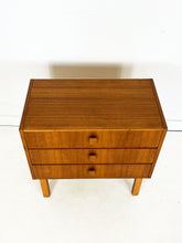 Afbeelding in Gallery-weergave laden, Vintage ladekast uit Scandinavië