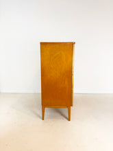 Afbeelding in Gallery-weergave laden, Vintage Linnenkast
