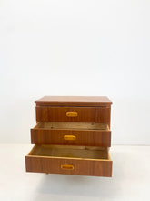Afbeelding in Gallery-weergave laden, Kleine Teak Ladekast