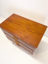 Afbeelding in Gallery-weergave laden, Kleine Teak Ladekast