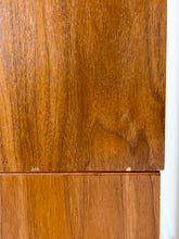 Afbeelding in Gallery-weergave laden, Smalle Teak Wandkast