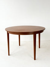 Afbeelding in Gallery-weergave laden, Uitschuifbare Teaktafel (rond/ovaal) uit Zweden