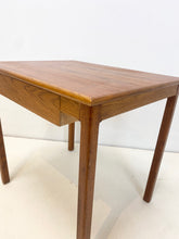Afbeelding in Gallery-weergave laden, Teak Nachtkastje / Bijzettafel