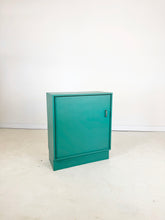 Afbeelding in Gallery-weergave laden, Smalle Vintage Kastje