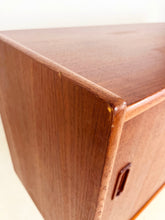 Afbeelding in Gallery-weergave laden, Scandinavische Teak Sideboard / Dressoir