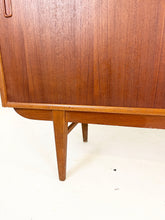 Afbeelding in Gallery-weergave laden, Scandinavische Teak Sideboard / Dressoir