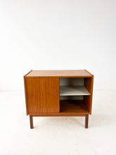 Afbeelding in Gallery-weergave laden, Zweeds Teak Kastje