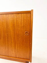 Afbeelding in Gallery-weergave laden, Zweeds Teak Kastje