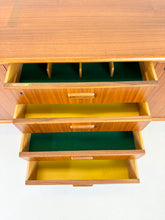 Afbeelding in Gallery-weergave laden, Brede Teak Dressoir / Sideboard uit Zweden, Möbelfabriken Linden