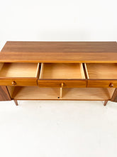 Afbeelding in Gallery-weergave laden, Klein Teak Dressoir / Sideboard, Bertil Fridhagen voor Bodafors