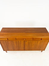 Afbeelding in Gallery-weergave laden, Klein Teak Dressoir / Sideboard, Bertil Fridhagen voor Bodafors
