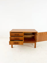 Afbeelding in Gallery-weergave laden, Lage Teak Opbergkast