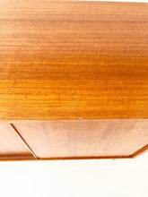 Afbeelding in Gallery-weergave laden, Vintage Wandkast uit Zweden