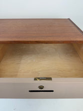 Afbeelding in Gallery-weergave laden, Opgeknapte Teak Vintage Ladekast