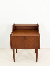 Afbeelding in Gallery-weergave laden, Vintage Teak Nachtkastje uit Denemarken