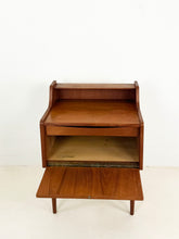 Afbeelding in Gallery-weergave laden, Vintage Teak Nachtkastje uit Denemarken
