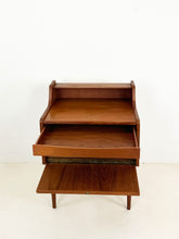 Afbeelding in Gallery-weergave laden, Vintage Teak Nachtkastje uit Denemarken