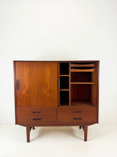 Afbeelding in Gallery-weergave laden, Deense Teak Highboard / Dressoir
