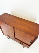 Afbeelding in Gallery-weergave laden, Deense Teak Highboard / Dressoir