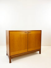 Afbeelding in Gallery-weergave laden, Vintage Teak Kastje