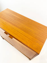 Afbeelding in Gallery-weergave laden, Vintage Teak Kastje