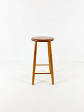 Afbeelding in Gallery-weergave laden, Houten Kruk