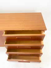 Afbeelding in Gallery-weergave laden, Teak Mid Century Dressoir uit Scandinavië