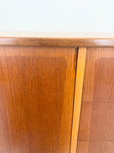 Afbeelding in Gallery-weergave laden, Teak Mid Century Dressoir uit Scandinavië