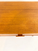 Afbeelding in Gallery-weergave laden, Laag Teak Kastje / TV Meubel