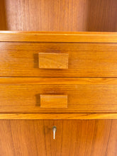 Afbeelding in Gallery-weergave laden, Smalle Teak Boekenkast / Wandkast uit Zweden