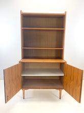 Afbeelding in Gallery-weergave laden, Kleine Teak Wandkast / Boekenkast