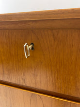 Afbeelding in Gallery-weergave laden, Hoge Mid-Century Teak Ladekast