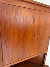 Afbeelding in Gallery-weergave laden, Deense Teak Hoekkast
