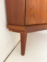 Afbeelding in Gallery-weergave laden, Deense Teak Hoekkast
