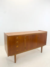 Afbeelding in Gallery-weergave laden, Mid-century Teak Dressoir / Sideboard (Bartels?)
