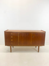 Afbeelding in Gallery-weergave laden, Mid-century Teak Dressoir / Sideboard (Bartels?)
