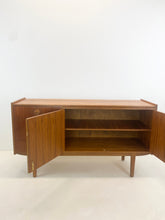Afbeelding in Gallery-weergave laden, Mid-century Teak Dressoir / Sideboard (Bartels?)
