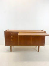 Afbeelding in Gallery-weergave laden, Mid-century Teak Dressoir / Sideboard (Bartels?)
